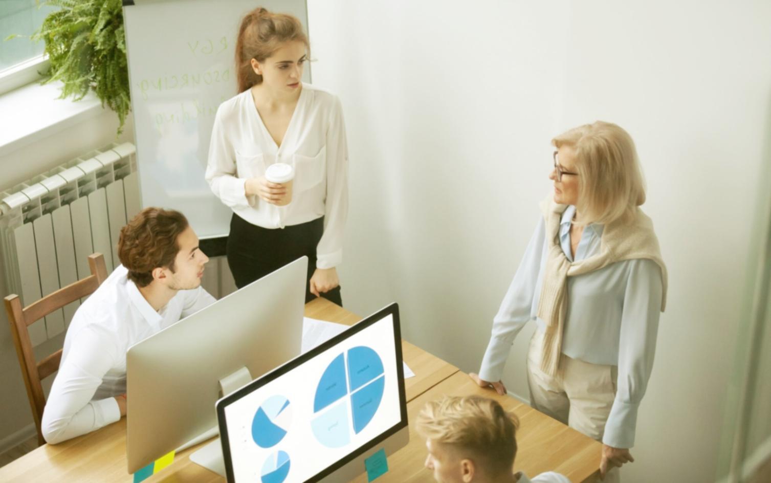 Teilnehmer während eines technischen SEO-Seminars bei der gemeinsamen Analyse von Search Console Daten