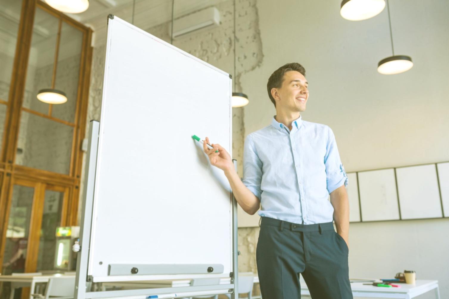 Teilnehmer bei der Analyse technischer SEO-Metriken während eines Seminars